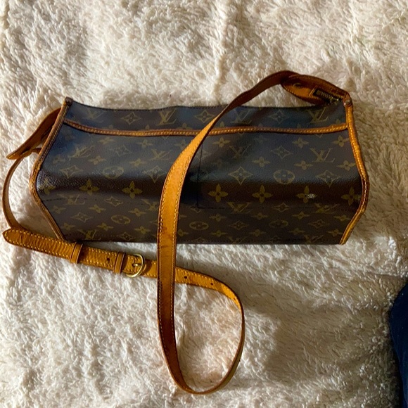 Auth Louis Vuitton Popincourt Bag - Picture 2 of 15